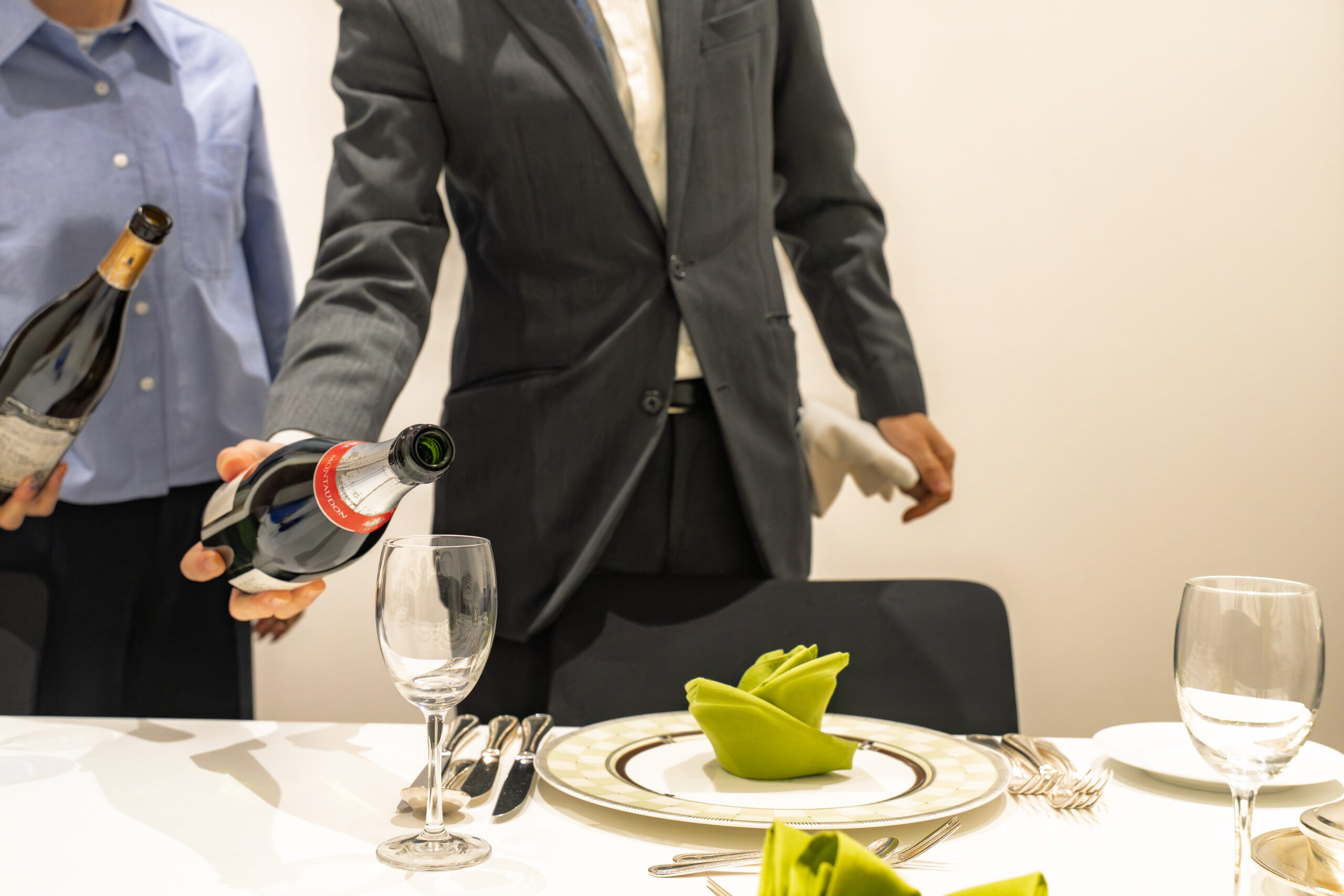 契約社員【ホテルモントレ大阪／飲料サービス業務スタッフ】★昇給年1回 ★年間休日110日 ★社会保険完備 ★交通費5万円まで支給 ★手当＆待遇充実 ★経験を活かして活躍 ★スキルアップできる環境です♪