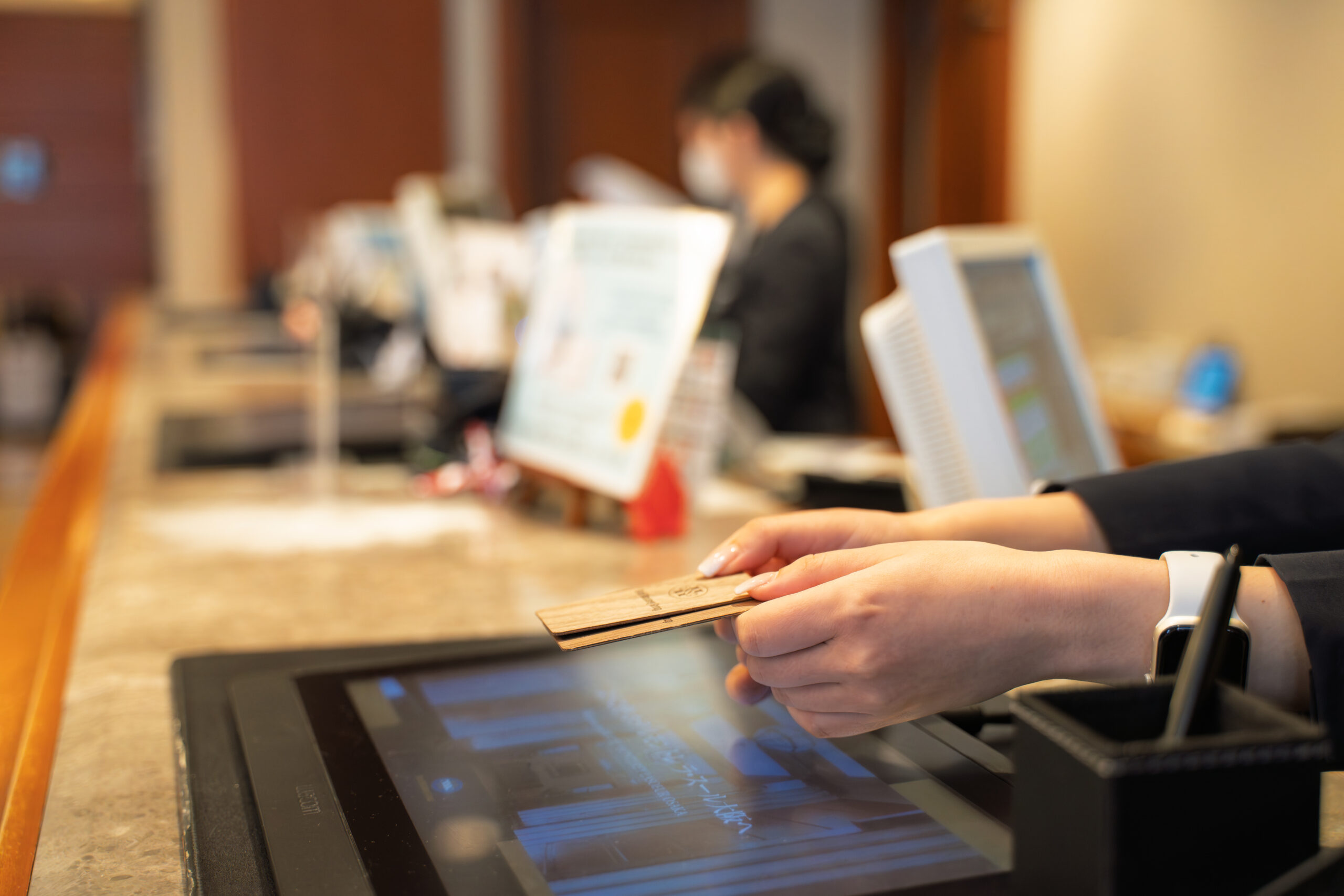 契約社員【ホテルモントレ神戸／フロントスタッフ】★昇給年1回 ★年間休日110日 ★社会保険完備 ★交通費5万円まで支給 ★充実の待遇 ★安心安定の正社員 ★経験を生かして活躍♪