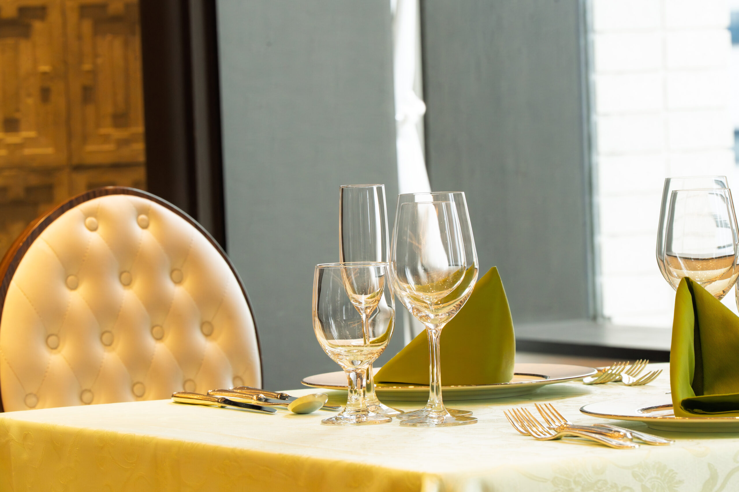 派遣スタッフ【ホテルモントレ大阪／ドレスコーディネーター】★未経験OK ★土日祝日がメインのお仕事 ★充実のサポートあり ★交通費5万円まで支給 ★センスを生かして活躍 ★お盆やGWなどに勤務できる方歓迎 ★正社員登用も◎