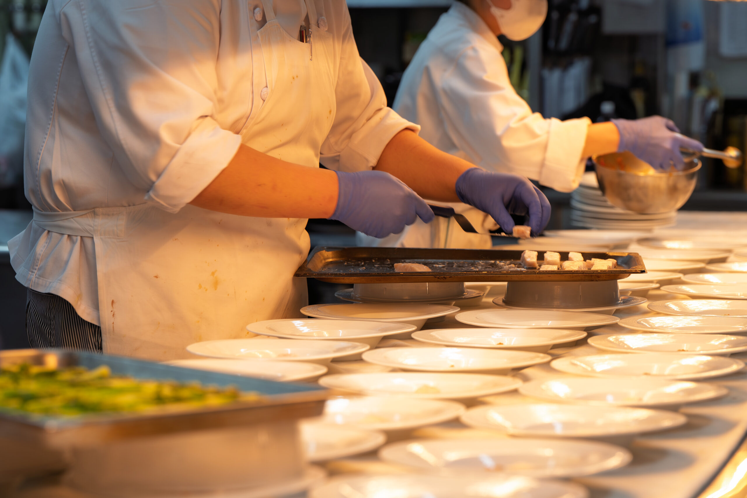 正社員【ホテルモントレ グラスミア大阪／キッチンスタッフ】★昇給年1回＆賞与年2回 ★年間休日110日 ★社会保険完備 ★交通費5万円まで支給 ★充実の待遇 ★安心安定の正社員 ★経験を生かして活躍♪