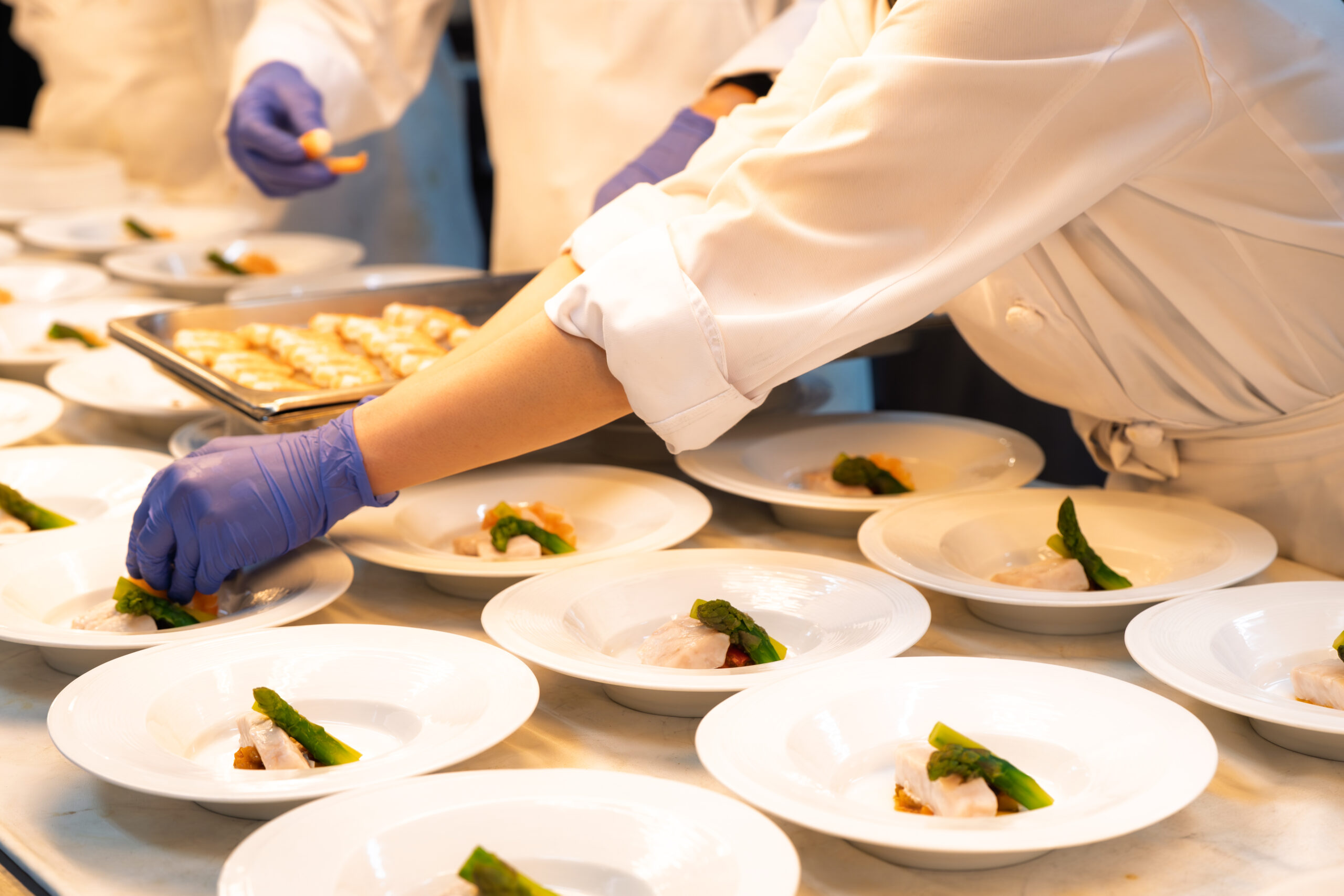 派遣社員【ホテルモントレ神戸／洋食調理スタッフ】★昇給年1回 ★年間休日110日 ★社会保険完備 ★交通費支給 ★充実の待遇 ★経験を生かして活躍♪